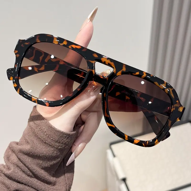 Women's Sleek Tortoiseshell Sunglasses, Signature Shades, Fashionable Summer Beach Accessories, Stylish Eyewear for Women, Perfect for Outdoor Activities, Trendy Beach Eyewear