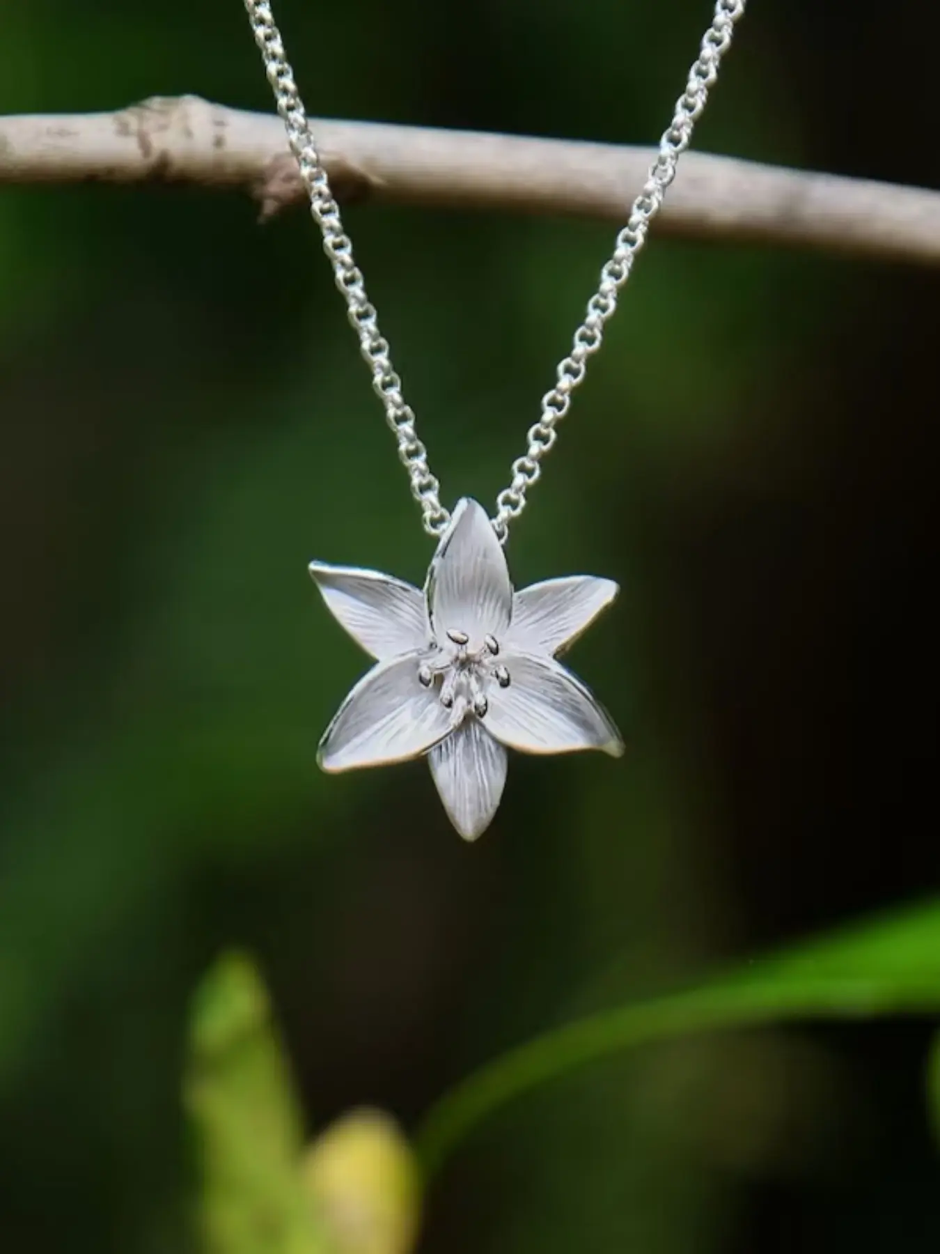 Silver Color Lily Pendant Necklace, Elegant Ditsy Floral Design, Adjustable Chain, Hypoallergenic Stainless Steel, Exquisite Jewelry Gift, Perfect for All Occasions