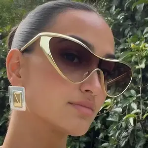 Oversized Metal Fashion Sunglasses for Women Large Frame Sun Protection Eyewear Trendy Outdoor Shades for Travel, Beach Days & Everyday Style