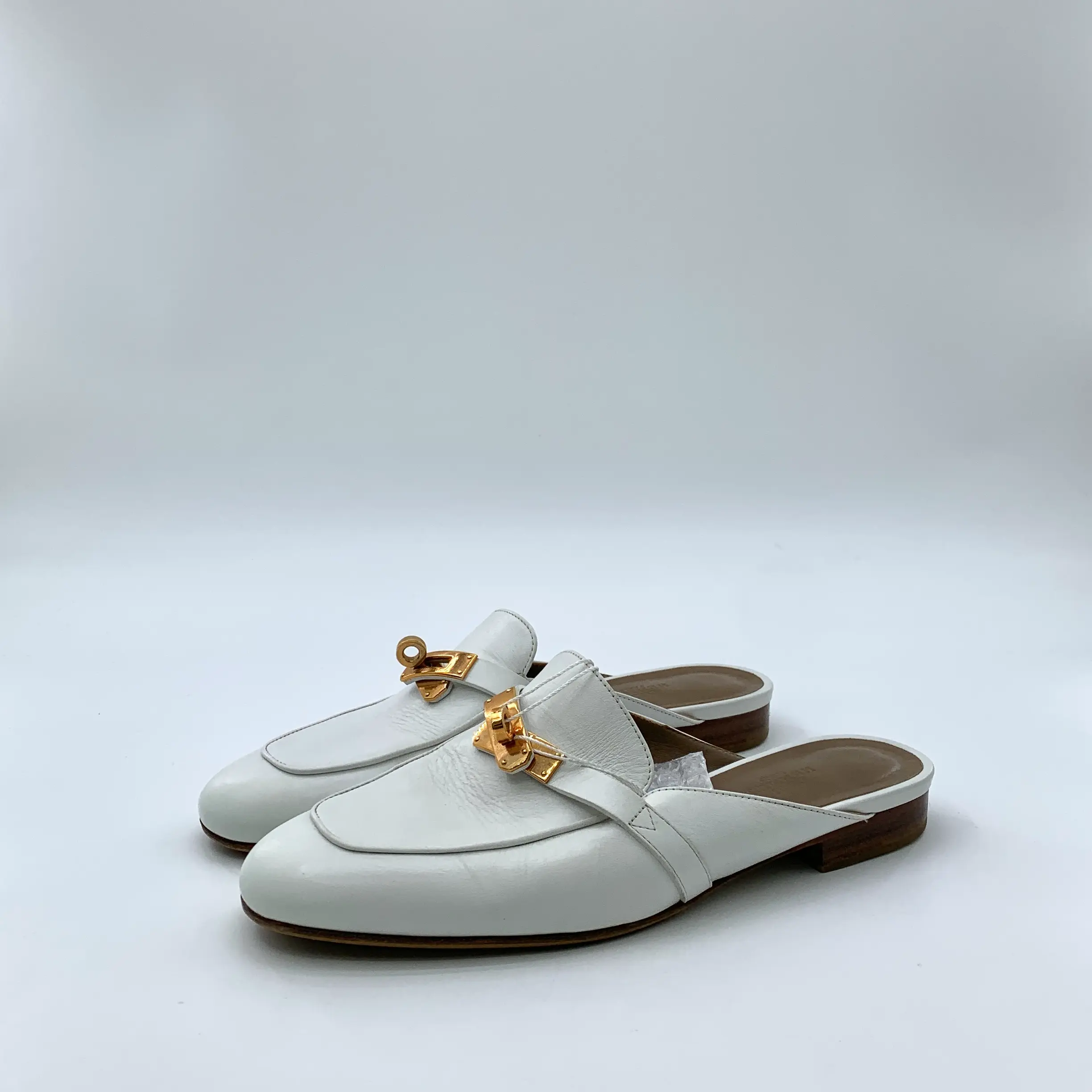 RDLT-Hermes Size 37.5 Oz White Round Toe Gold Buckle Closed Toe Flat Mules X35878