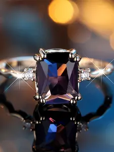 A golden purple zirconia rectangular edge ring is fashionable, high-end and simple, suitable for women to wear during proposals, travels and daily life