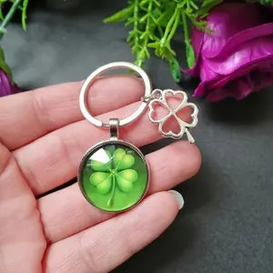 Stylish Green Four-Leaf Clover Keychain – Lucky Charm Zinc Alloy Key Holder with Heart Detail, Perfect Gift for Men & Women, Elegant Bag Accessory, Cute Keychain
