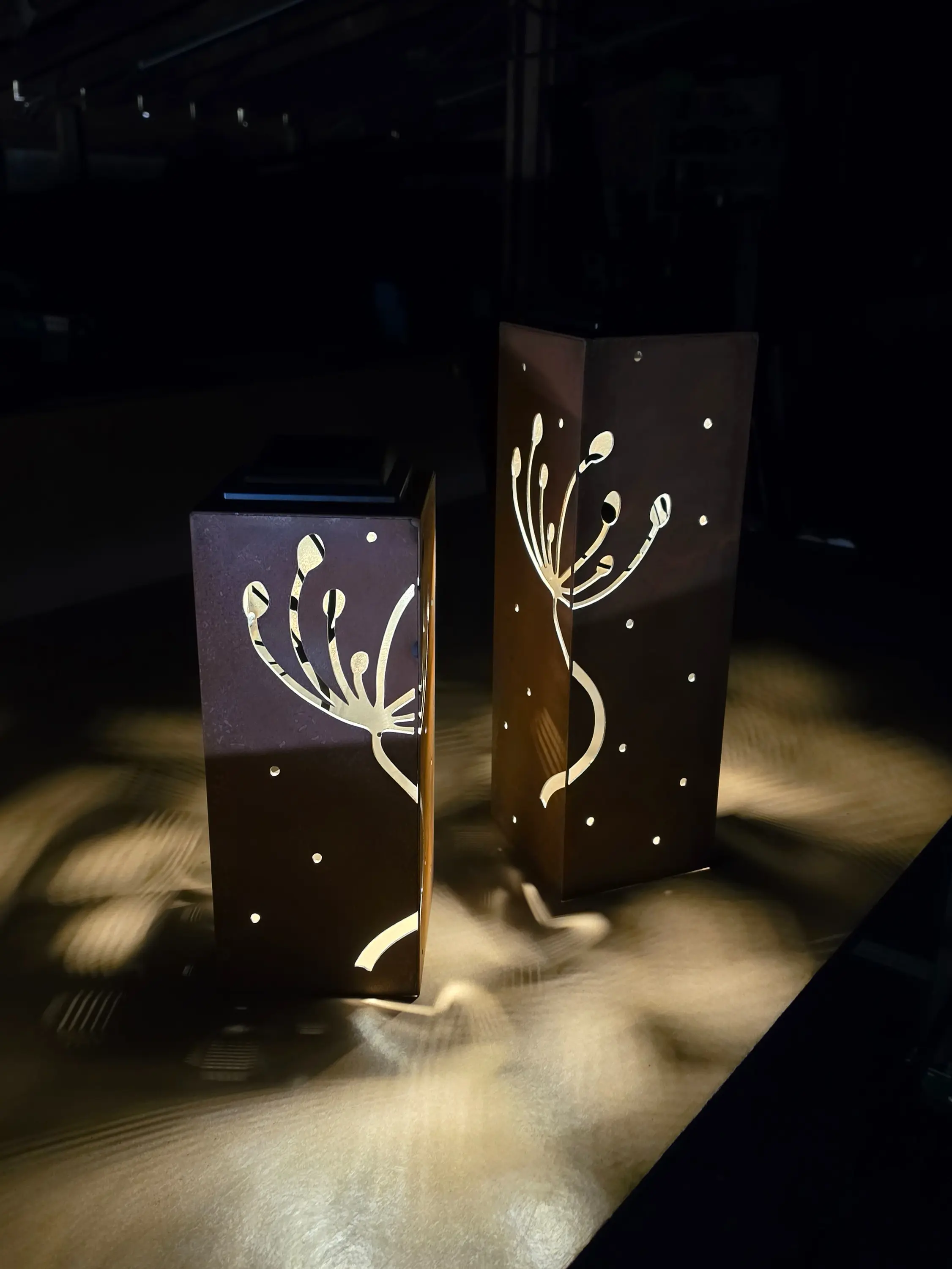 Windswept Solar Pillar Light, Outdoor Patio Decor, Home Improvement Garden Sculpture Statue, Cold Rolled Steel, Night Illumination, Plastic Feet