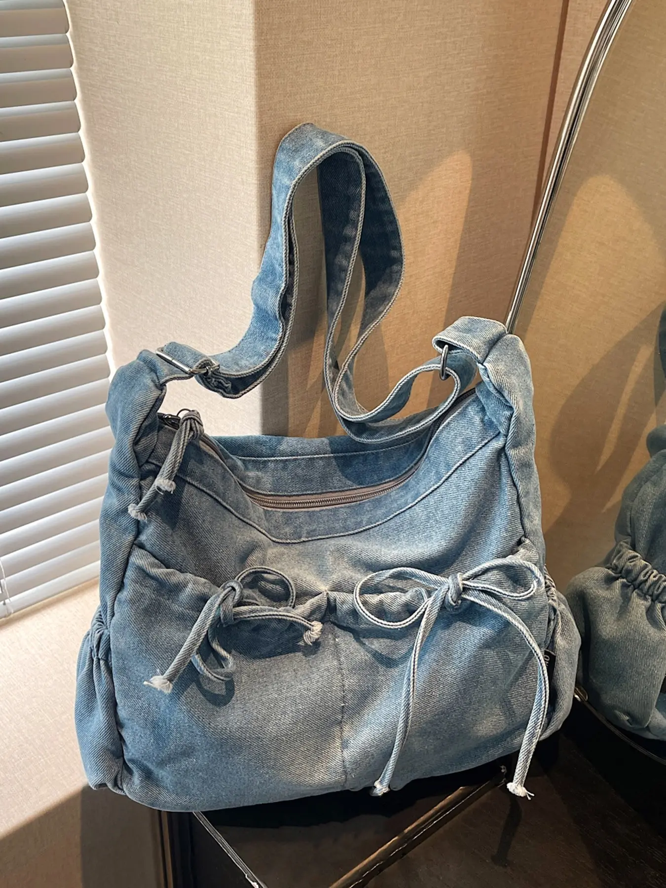 Retro casual one-shoulder messenger bag, personalized denim drawstring design, classic messenger bag, suitable for daily commuting, shopping and dating, Casual shoulder purse, Denim crossbody bags