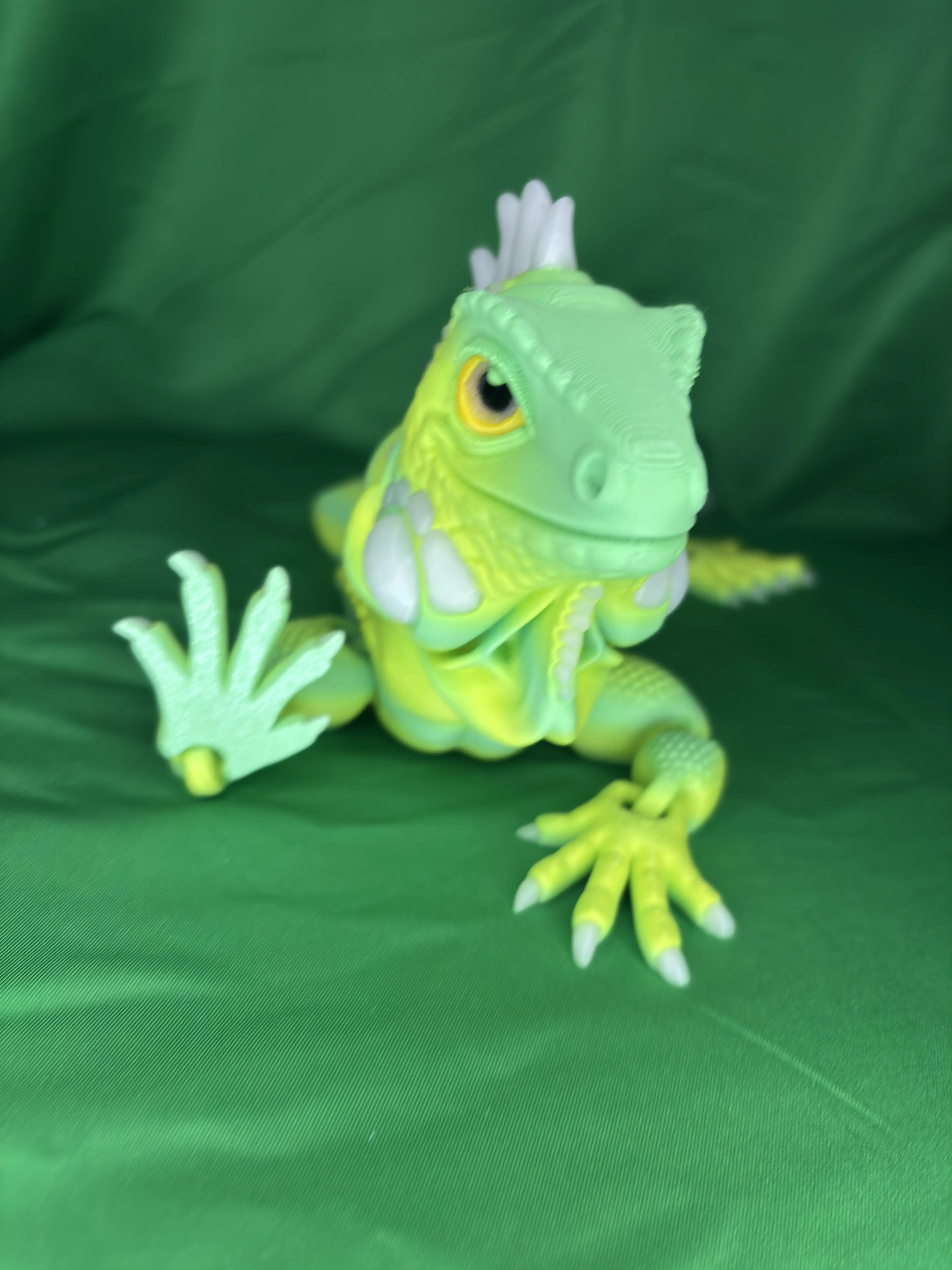 Flex Iguana Glow-in-the-Dark Articulated 3D Printed Lizard Fidget Toy - Poseable Joints & Tail, Desk Sensory Statue for Gifting (Home Decor Figurine)