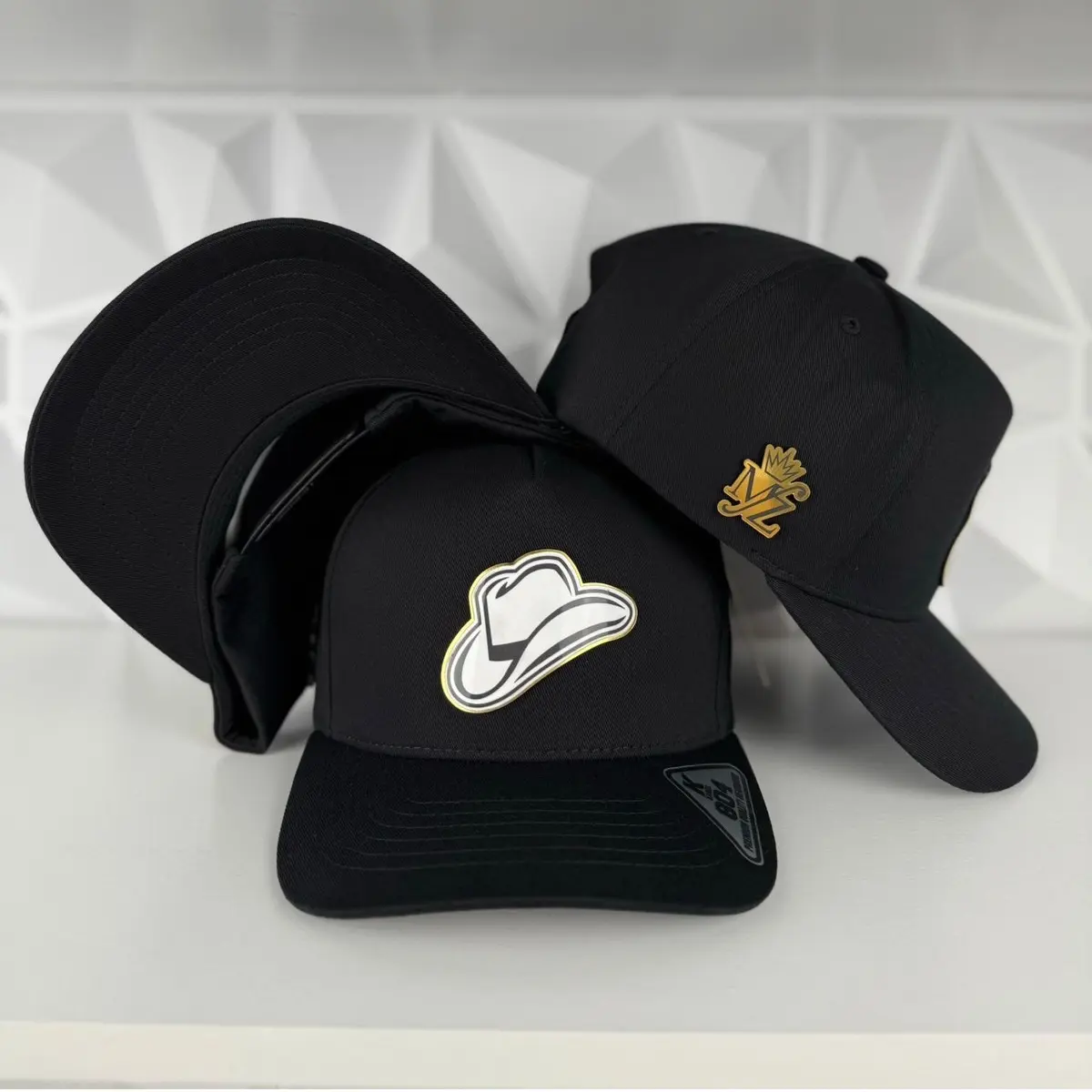 White sombrero plate SnapBack hat-black