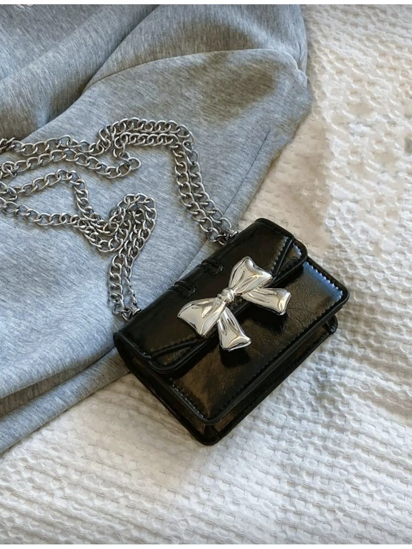 Mini Square Crossbody Bag with Metal Bow Decoration, Flap Closure, Double Metal Chain, Lightweight Minimalist Small Shoulder Bag for Women, Daily Casual Style