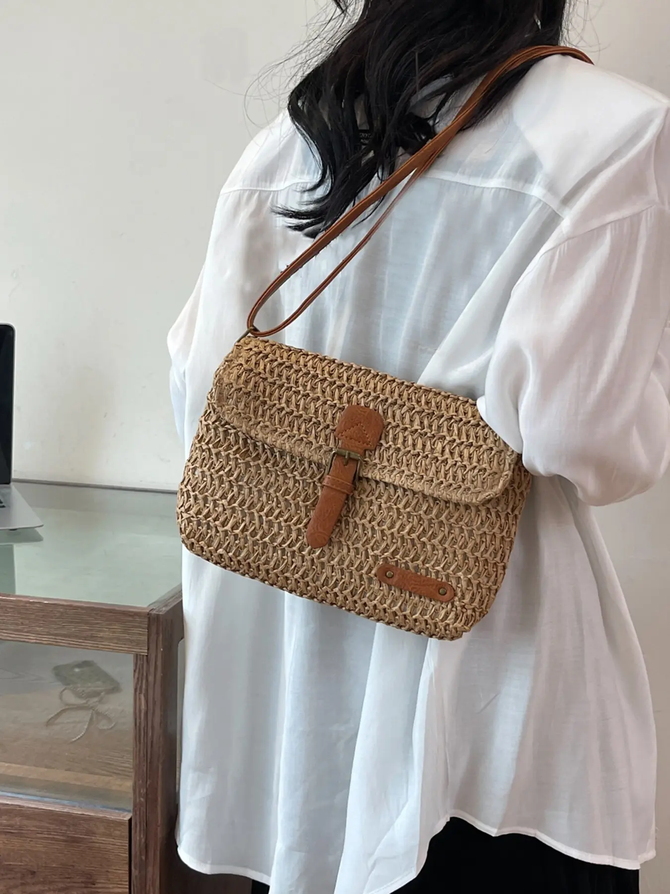 Fashionable, casual, versatile, and minimalist straw woven flip bag, with a retro, exquisite, and practical texture. It is a single shoulder crossbody bag that can accommodate mobile phones. Lipstick, keys, suitable for dating, vacation, shopping