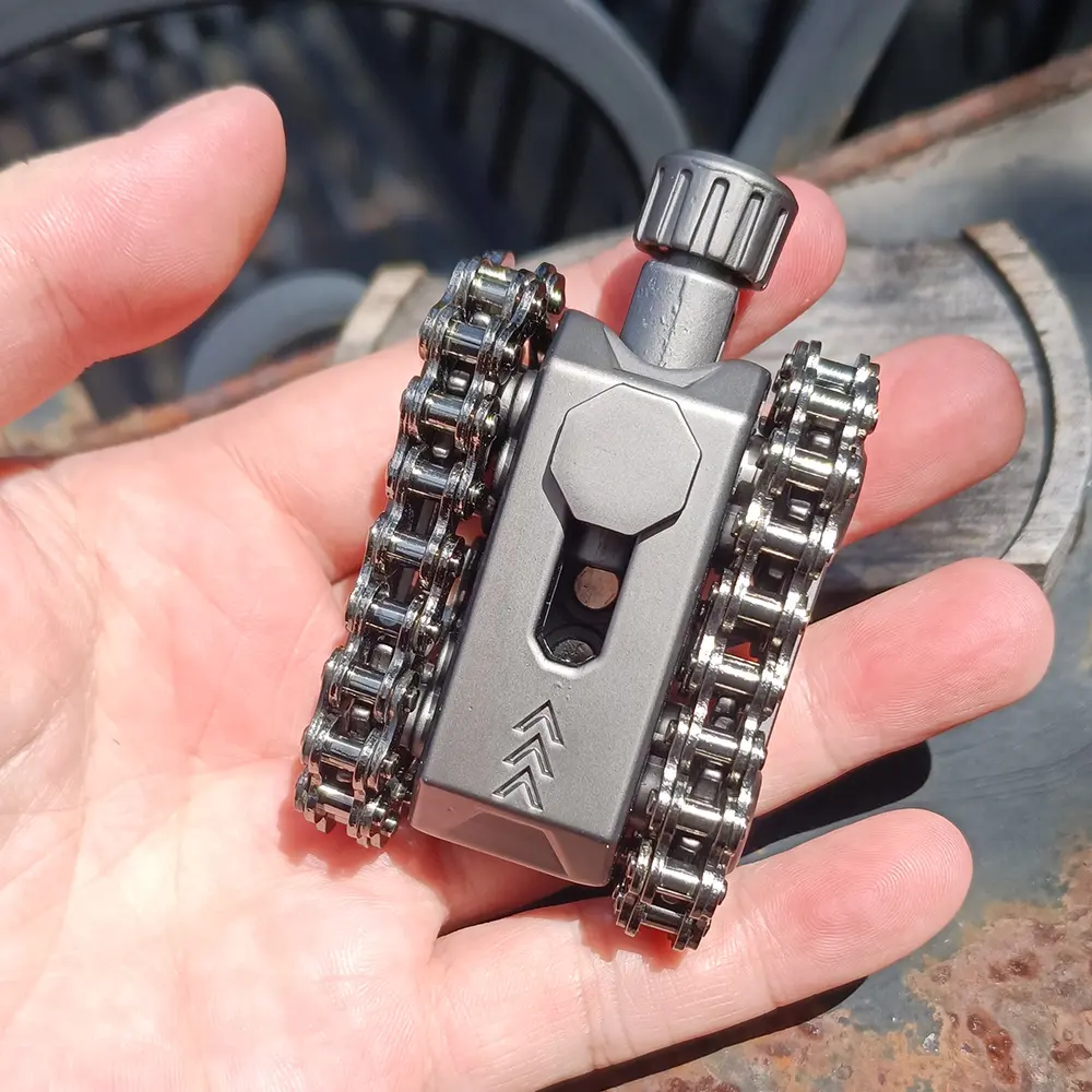 Metal Rotating Tank Fidget Toy, Tactical Magnetic Edc Stress Relief Fidgeting Spinner, Cool Military Gift for Kids, Fun Finger Toy, Stress Relief Tool, Stress Relief Gadget