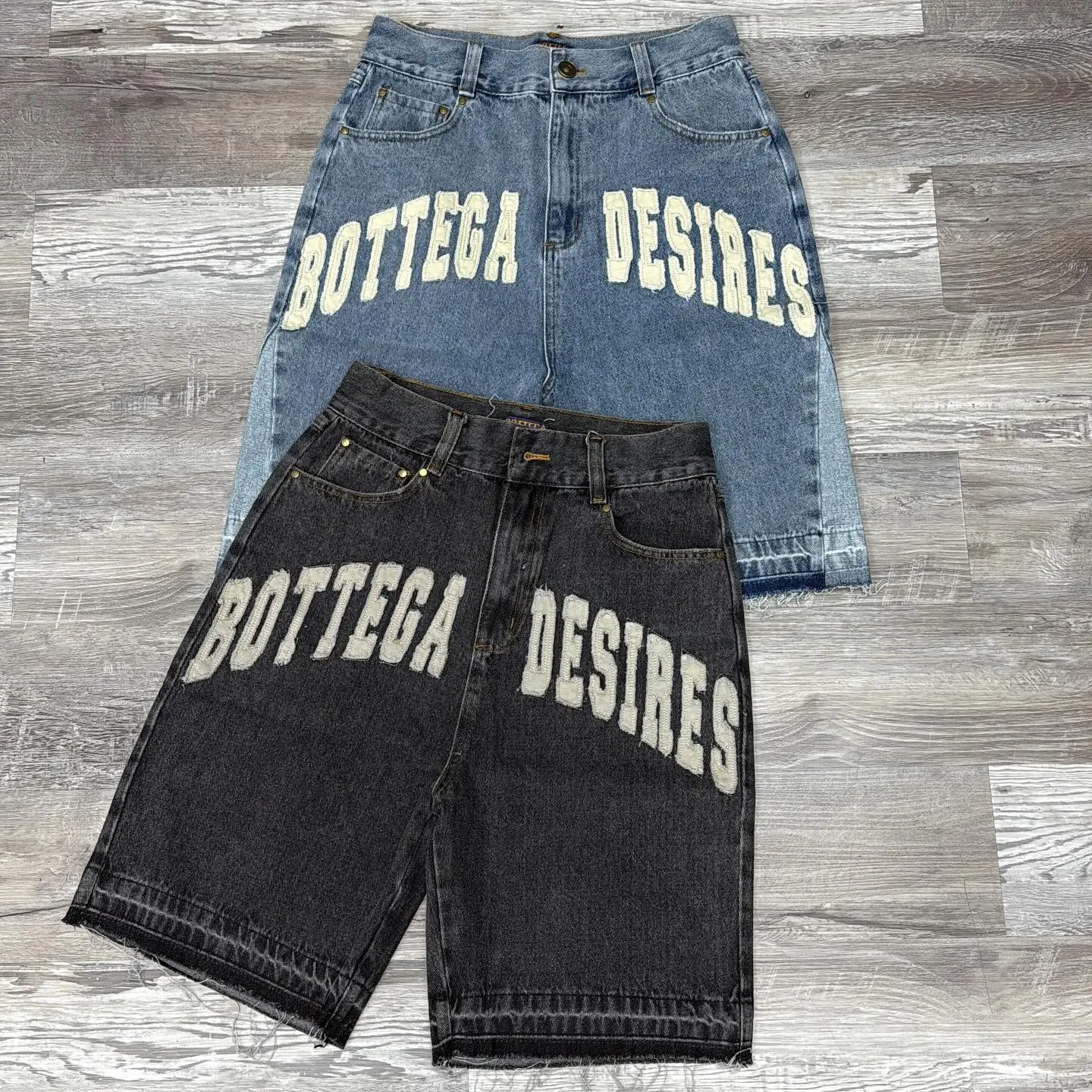 Vintage-wash loose-fit jeans, Y2K streetwear-style printed jeans, men's distressed loose-fit casual trousers.