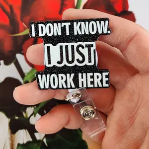 A humorous work card retractable buckle, the main body is a black design with glitter, printed with white text "I DON'T KNOW! I JUST WORK HERE (I don't know! I just work here) " Equipped with a retractable structure and a transparent clip, Badge Reels