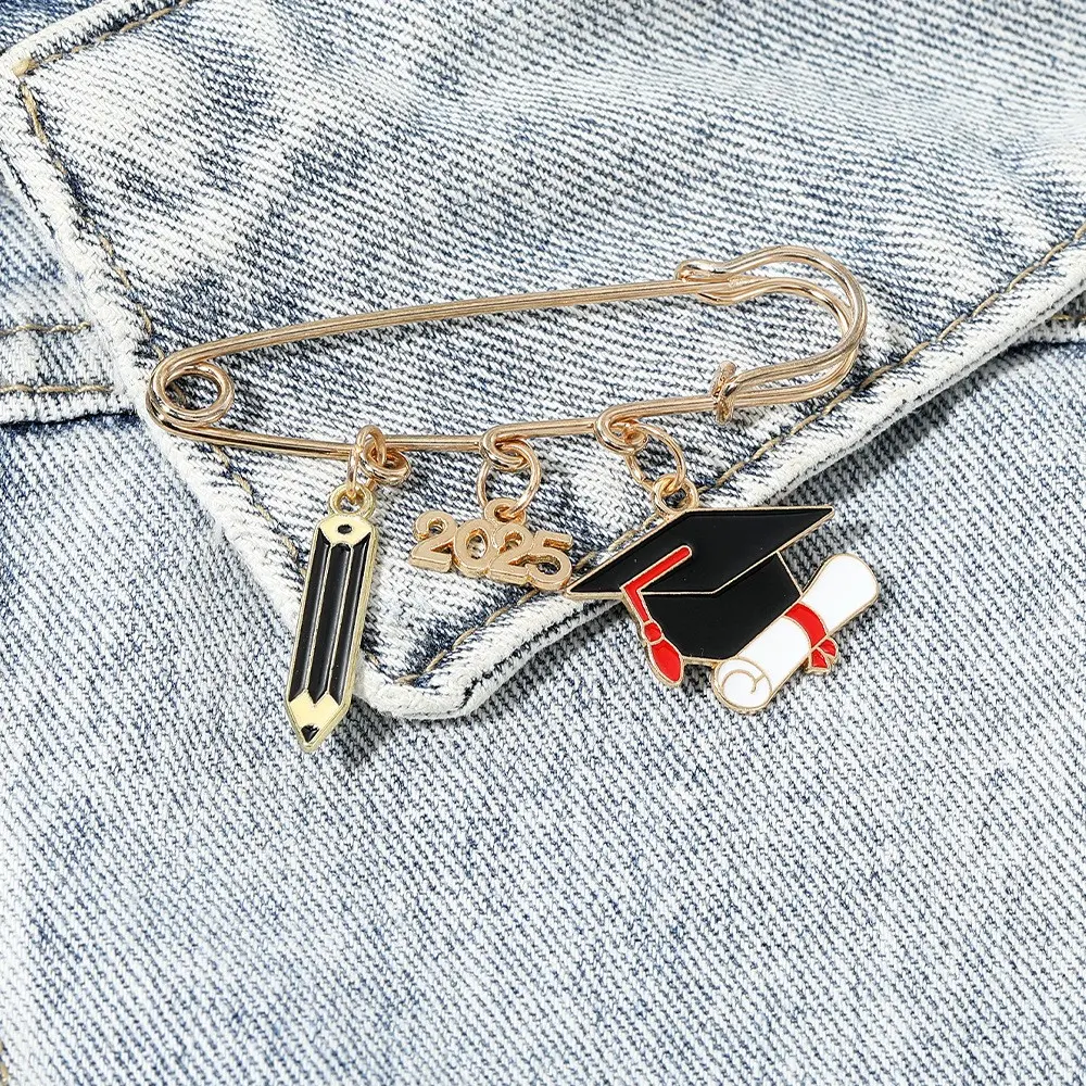Doctoral Cap and Gown Brooch – Graduation Season Gift, Academic Achievements, Elegant Ceremony Accessory, Ideal for Grad Party, Pin Badge for Graduates