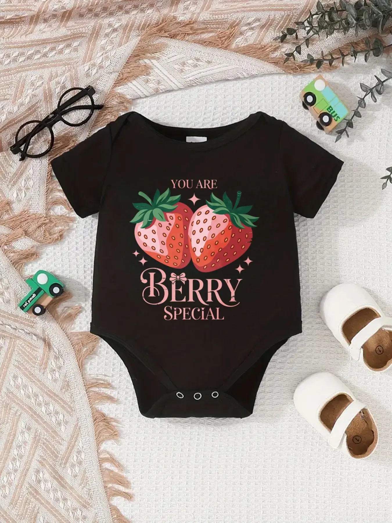 You Are Berry Special Baby Girl Bodysuit, Cartoon Strawberry Star Cursive Letter Print Short Sleeve 100% Cotton Newborn Infant Romper Onesie