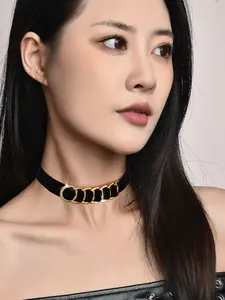 1 piece of hip-hop style looped collar necklace, with a short collarbone chain design. The layered interlocking loop details highlight the street trend, and the metallic texture adds a cool and stylish temperament. Suitable for women who pursue individual