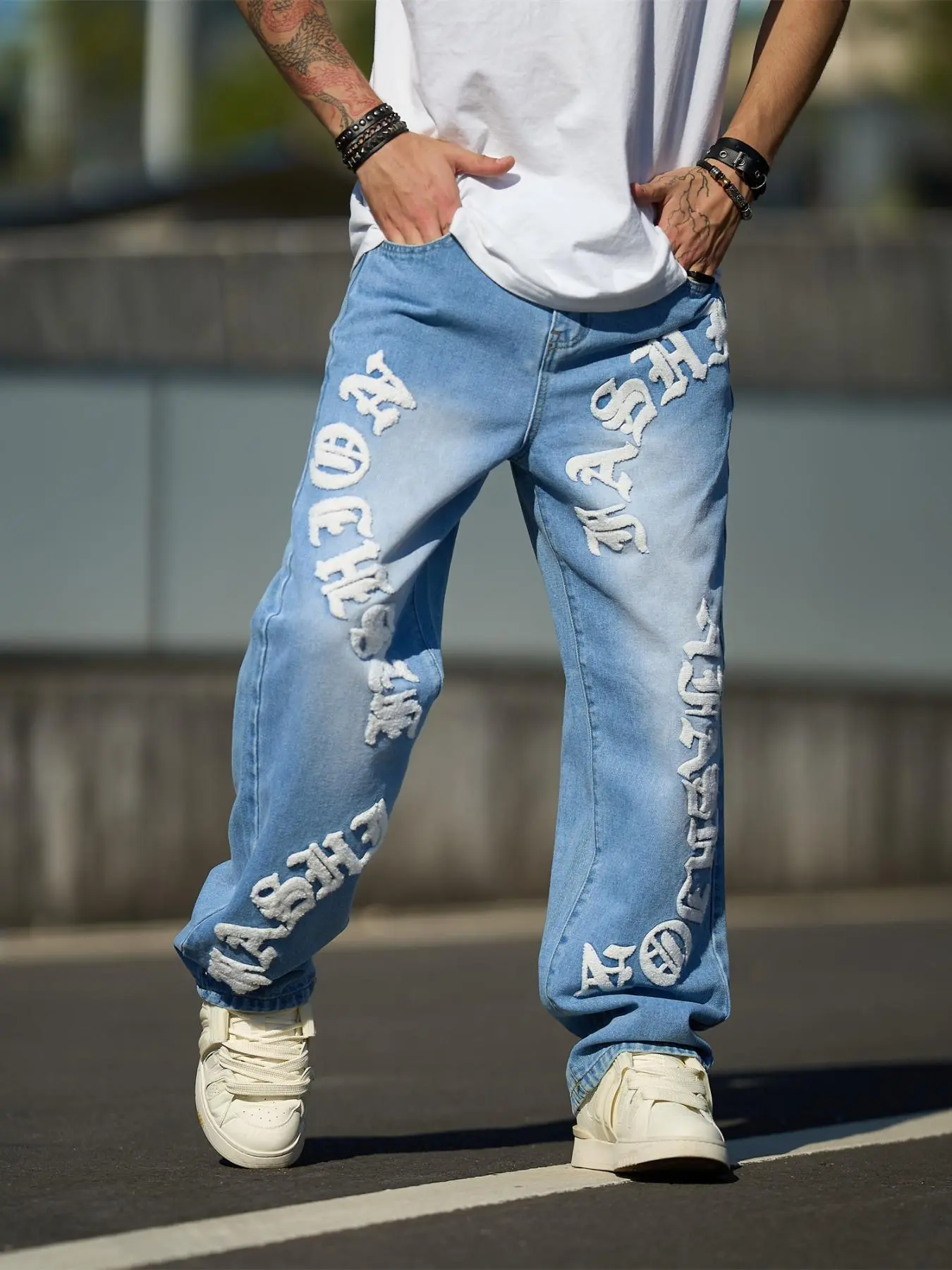 Men's Cartoon Embroidery Loose Jeans, Casual Embroidered Jeans, Casual Comfy Denim Pants for Daily Wear, Woven Bottoms for All Seasons, Cotton, Graffiti Jeans, Baggy Jeans, Slouchy Jeans, Streetwear, Graphic Jeans, Medium Wash, Loose Jeans Trousers