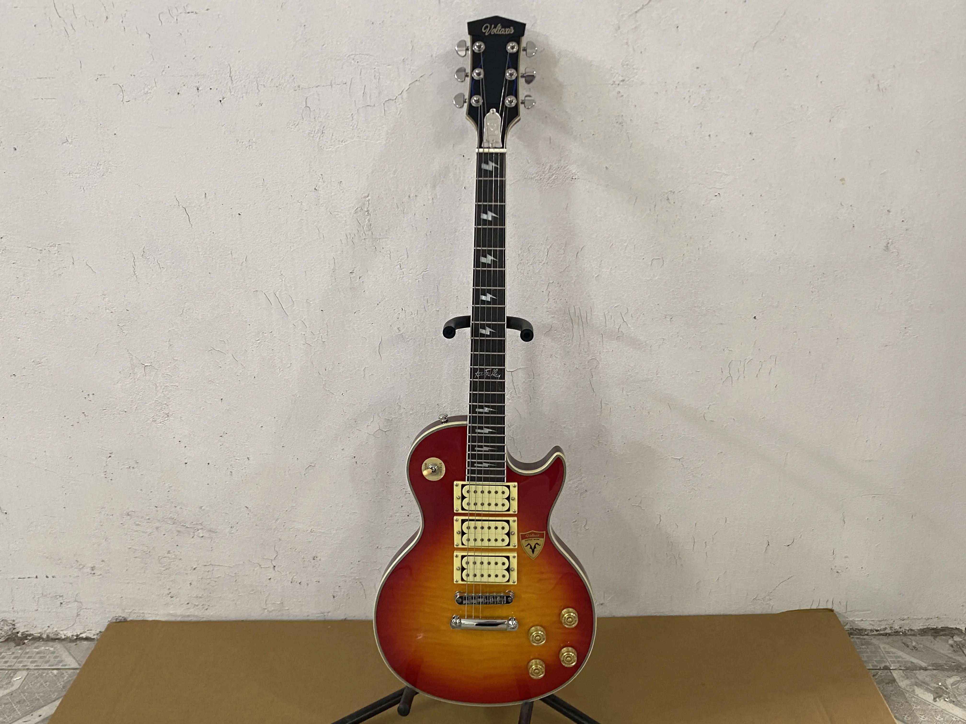 LP Electric Guitar, Flame Maple Top, 6-String , 3H Pickups, Mahogany Body, Rosewood Lightning Fingerboard，Chrome-plated hardware