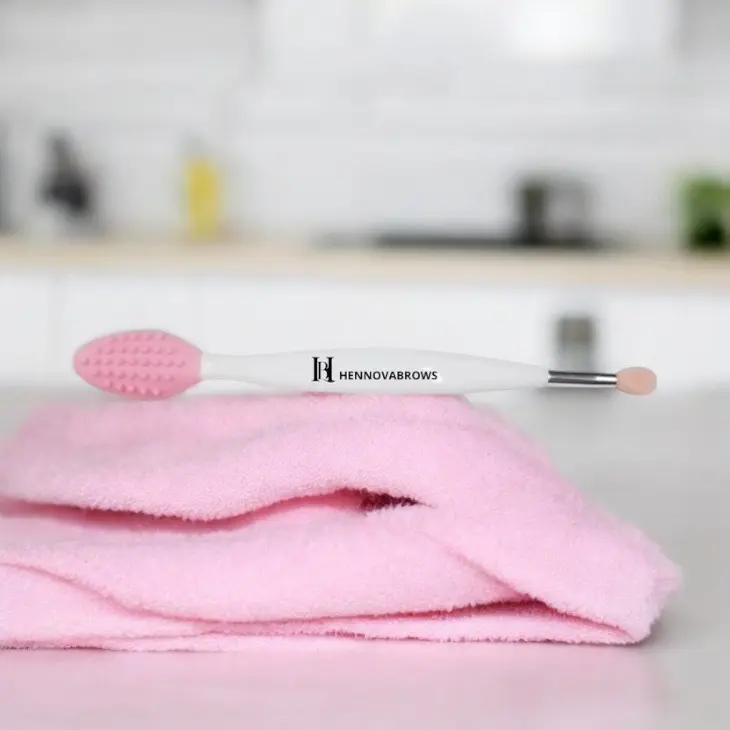 Hennovabrows Double-Sided Silicone Brush for Exfoliation and Double-Ended Application for Skin Care - Pink Handle - Comfort, Skincare