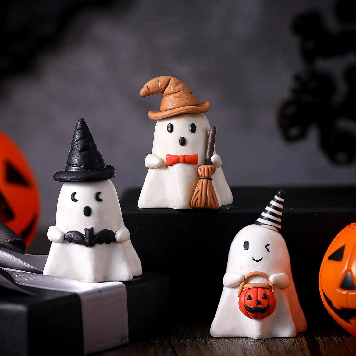 3Pcs Cute Resin Ghost Figurines - 2.56x3.15in Classic Color Spooky Statues, Home Decor for Desk & Bookshelf, Halloween Ideas Gifts for Indoor Tabletop, Statues & Bobbleheads Collection Piece, Figurines, Statues & Bobbleheads