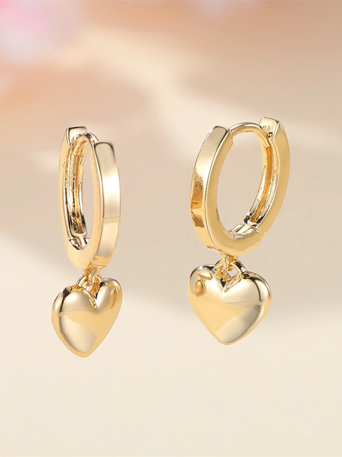 A pair of heart-shaped water drop earrings made of synthetic white crystal, stylish, elegant, and vintage-inspired, suitable for everyday wear by women attending weddings, Shining Earrings