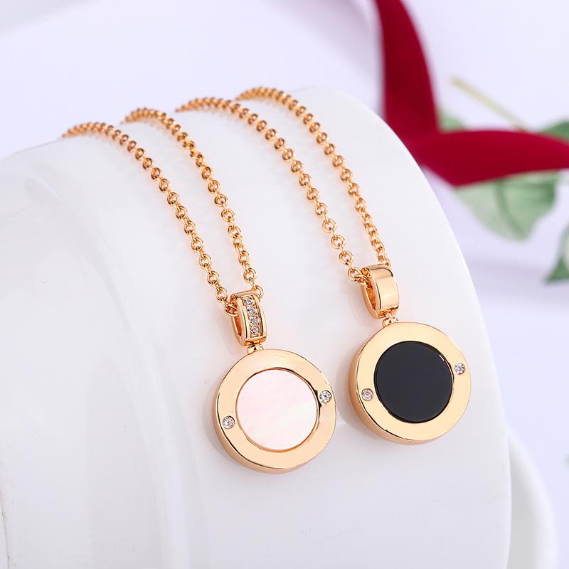 Gold Double-Sided Round Coin Necklace for Women, Black Agate & White Mother-of-Pearl Clavicle Chain with Roman Letters, Light Luxury Minimalist Jewelry