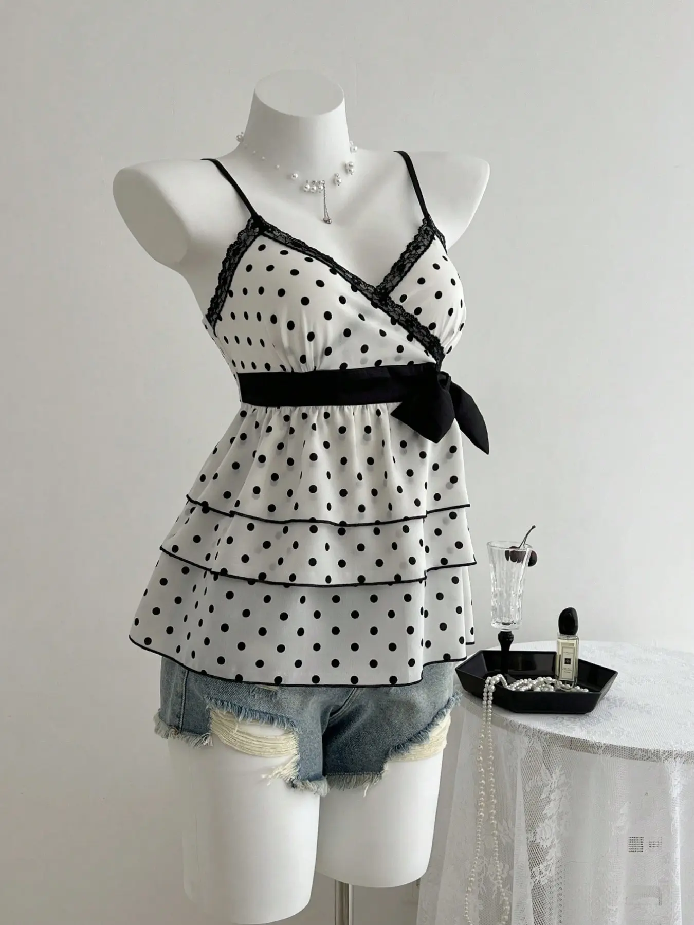 Elegant Women's Age-Reducing Lace Spliced Fitted Cropped Spaghetti Strap Camisole with Colorful Polka Dots, Sleeveless Design with Bow Tie for Charming Look