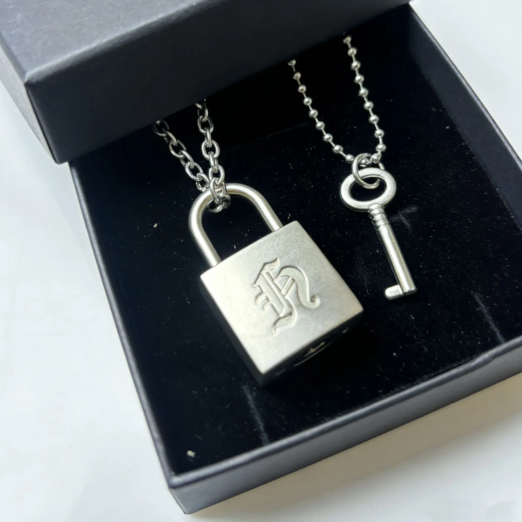 Vintage Silver Engraved Letter Padlock & Key Couple Necklaces Set - Stainless Steel Pendant Chain, Exquisite Jewelry Gift, Fashionable Jewelry Accessories for Men & Women with Gift Box, Personalized Engraving Necklaces, Punk Fashion, Personalized Jewelry