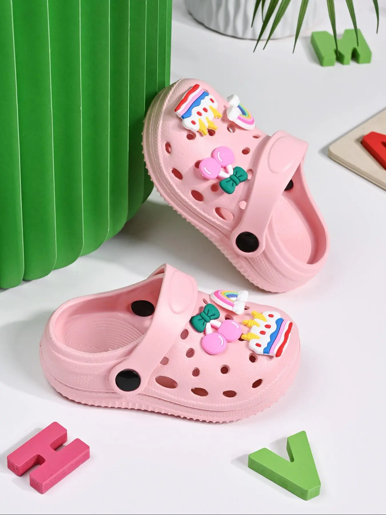 Summer New Solid Color Hole Shoes, Cute Thick Sole Anti-Slip Soft Beach Sandals, Breathable Kids Shoes, Birthday Gift, Fashionable Breathable Plain Sandals, Sandals For Toddlers