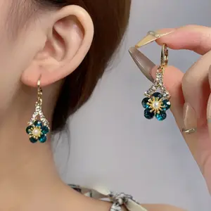 Light luxury fashion green rhinestone flower earrings for women, niche design with a high-end feel, DDES0346 exquisite versatile earrings, elegant ear accessories, 14K gold-plated