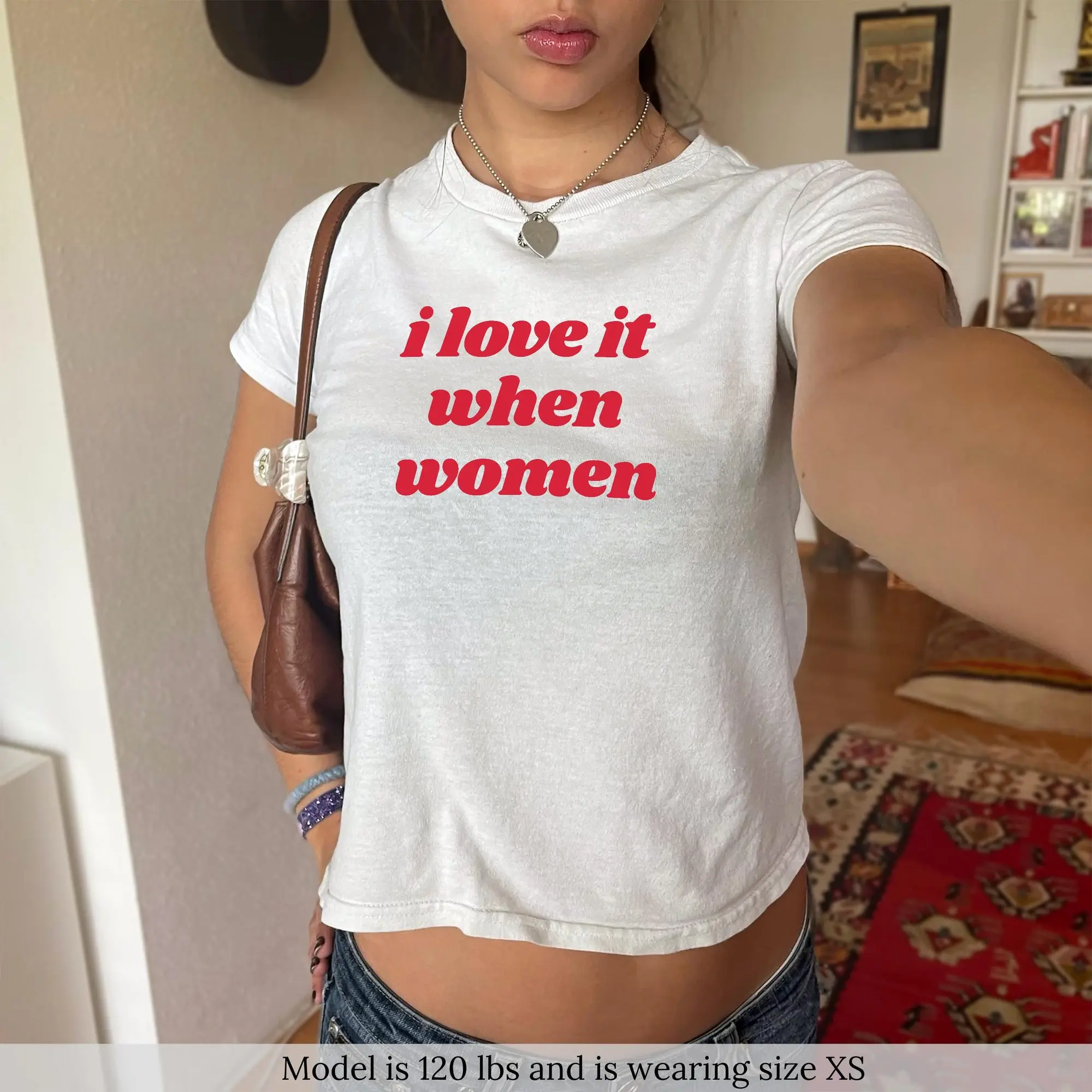 [Sale Up To 40%] I Love It When Women Baby Tee Shirt WLW Shirt For Women Bisexual Lesbian Shirt LGTBQ Graphic Tee Gift For Her