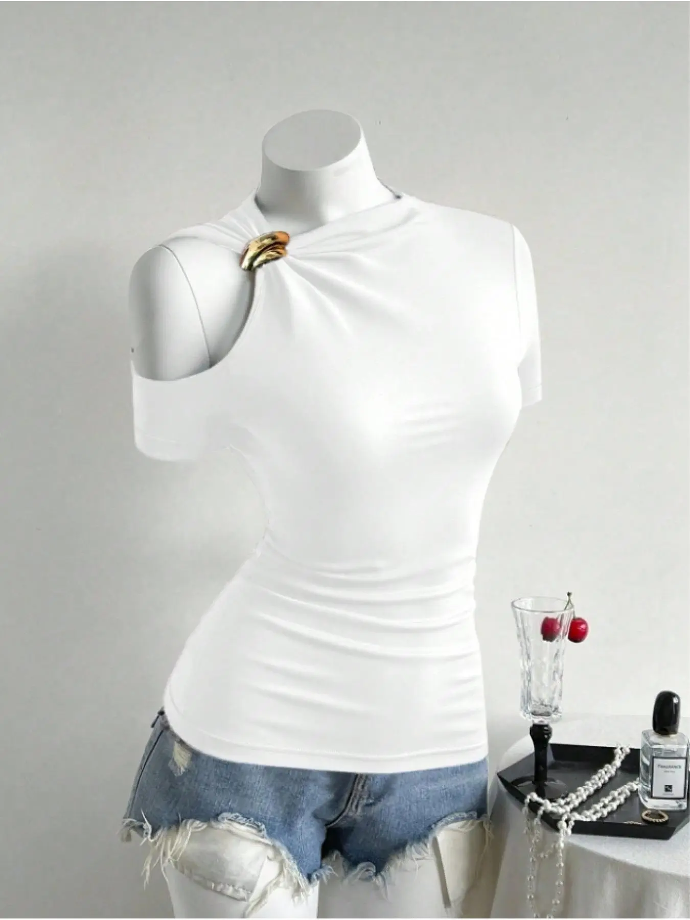 Elegant Women's One-Shoulder Short Sleeve Knit Top, Plain Color Metal Button Design, Slim Fit Fashionable Blouse for Daily Wear Womenswear
