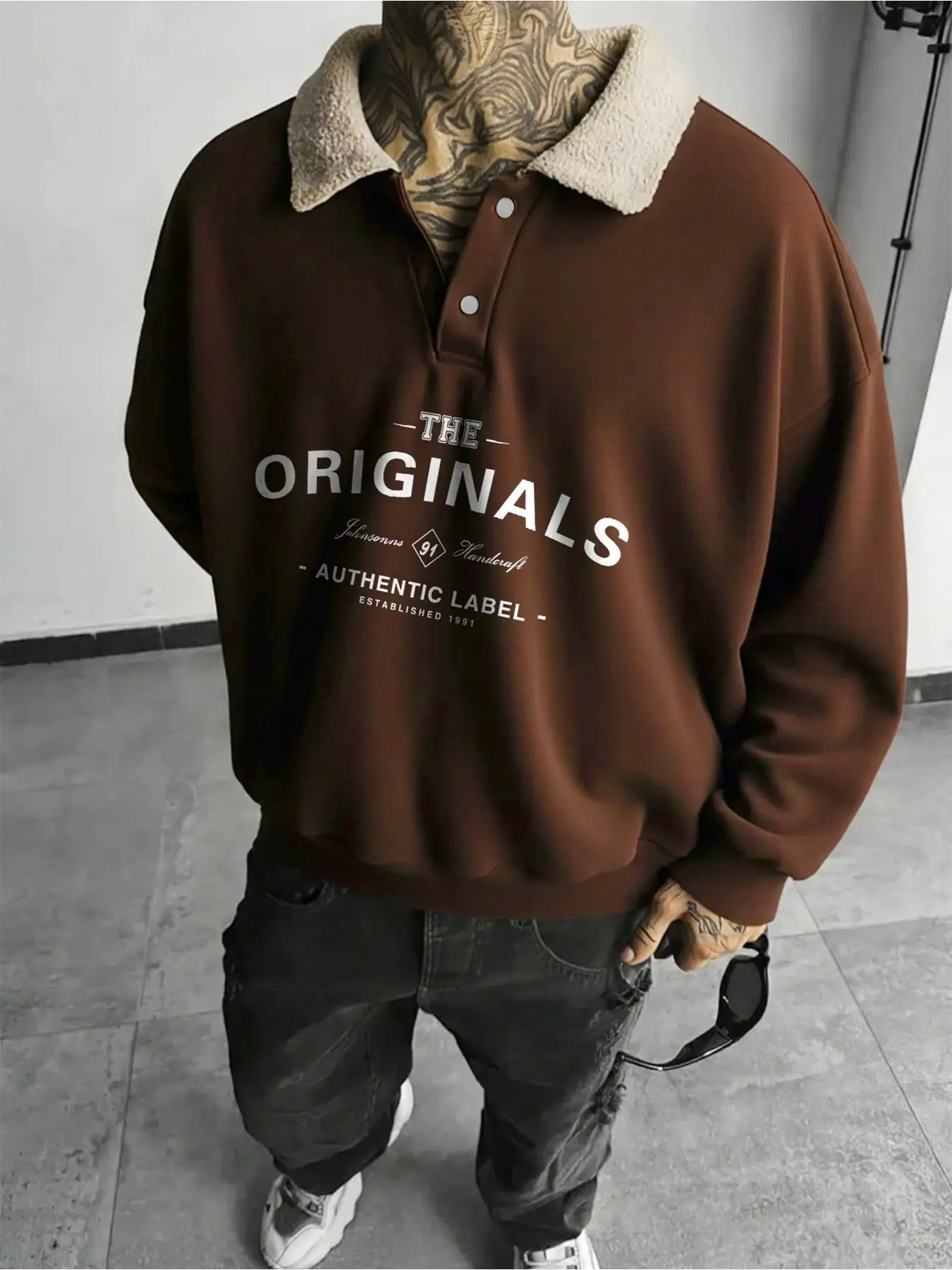 Men's Brown Long Sleeve Fitted Polo Sweatshirt Pullover with Cream Color Fleece Collar and "The Originals" Vintage Print, Retro Workwear Style Top for Daily Casual and Streetwear Fashion, Casual Street Comfy