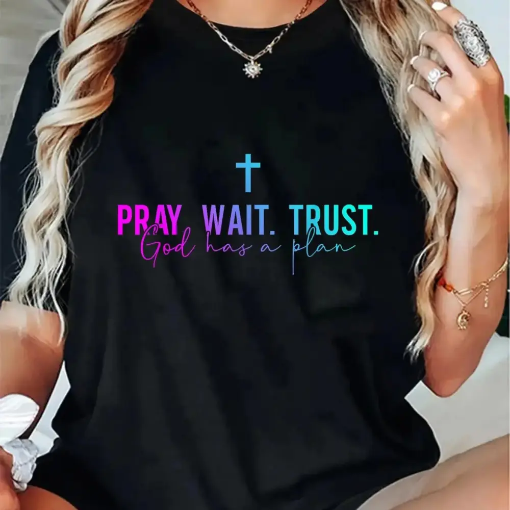 Streetwear T-Shirt with "Pray, Wait, Trust" Motivational Print, Shortsleeve Round Neck with a Relaxed Fit