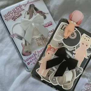 The cutest Bow Phone Grip is here!  A Must-Have accessory for your Coquette/Balletcore aesthetic. Trendy black/white bow