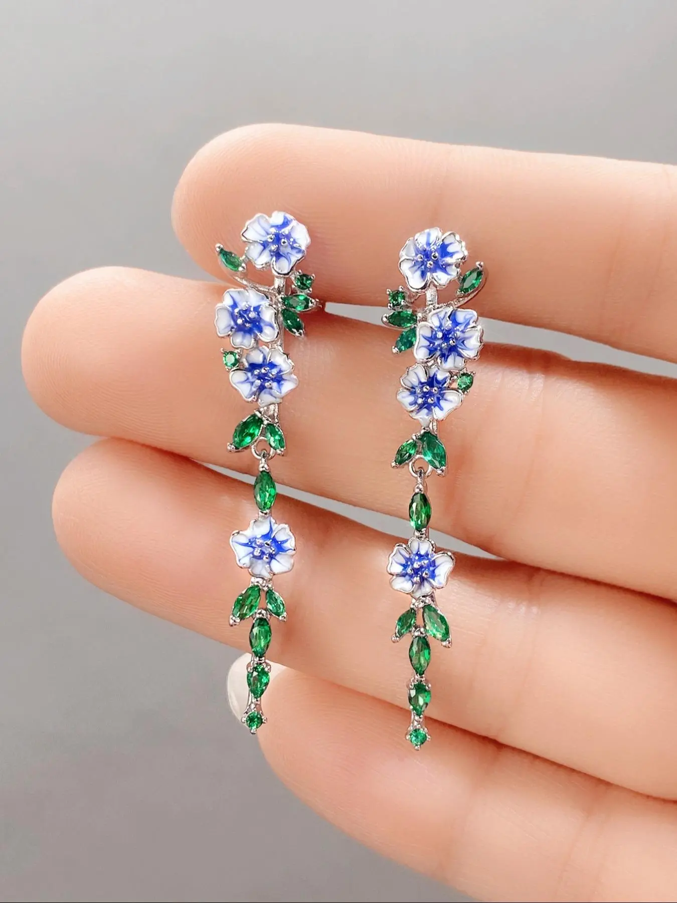 Rhinestone Decorated Flower Floral Accents Dangle Earrings As Gift, Gift Jewelry, Aesthetic Jewelry Gift, 2024 New Trendy Vintage Leaf Design, Unique Dangle Style Earrings for Women, Anniversary, Engagement, Wedding, Dangling Earrings