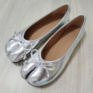 Tabi split-toed shoes pig's foot shoes women's shoes 2026 new women's dance shoes niche pleated flat-soled ballet shoes shallow mouth one pedal single shoes
