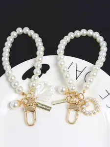 Shell Heart-Shaped Bead Keychain, Trendy Cute Keychain, Imitation Pearl Bead, Shell Pendant Imitation Mother Of Pearl Material, Bag Hanging Decoration, Imitation Pearl Shell Hanging Decoration, Keychain For Bags