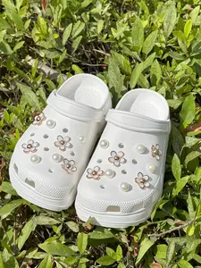 18 Piece DIY Shoe Charms, Cute Flower Imitation Pearl Decorative Buckles, Suitable for Eva Shoes, Sandals, Slippers, Garden Shoes, Detachable Decoration