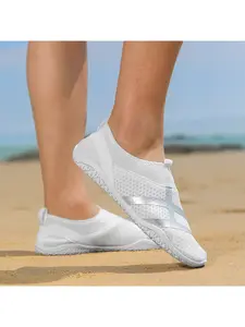 A pair of women's outdoor wading canyoning shoes, breathable and quick-drying mesh, non-slip and wear-resistant, suitable for beach, outdoor and water sports casual wear.