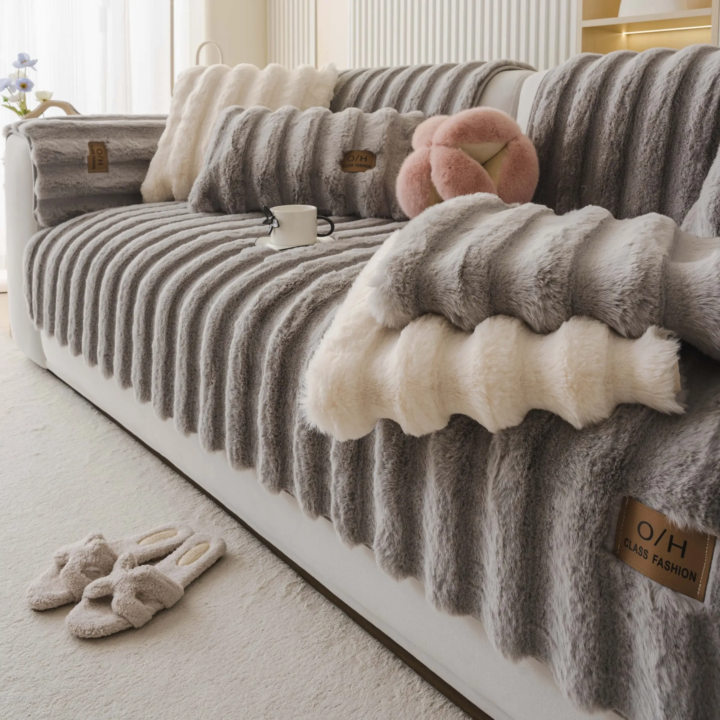 Faux Fur Sofa Cover, Sofa Slipcover, Slipcovers for couches and sofas, Fluffy Non-Slip Plush Sofa Protector, Pet-Friendly & Machine Washable, All-Season Couch Pad for 2-5 Seater or L-Shaped Sofas, Full-Coverage Velvet-Touch Mat
