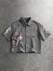 Unisex design. American retro street style, Gothic-inspired cross-stitch print checkered short-sleeved shirt. Y2K street style short top. Perfect for streetwear and Y2K fashion. Ideal gift for men and couples. Trendy clothing. High-end culture.