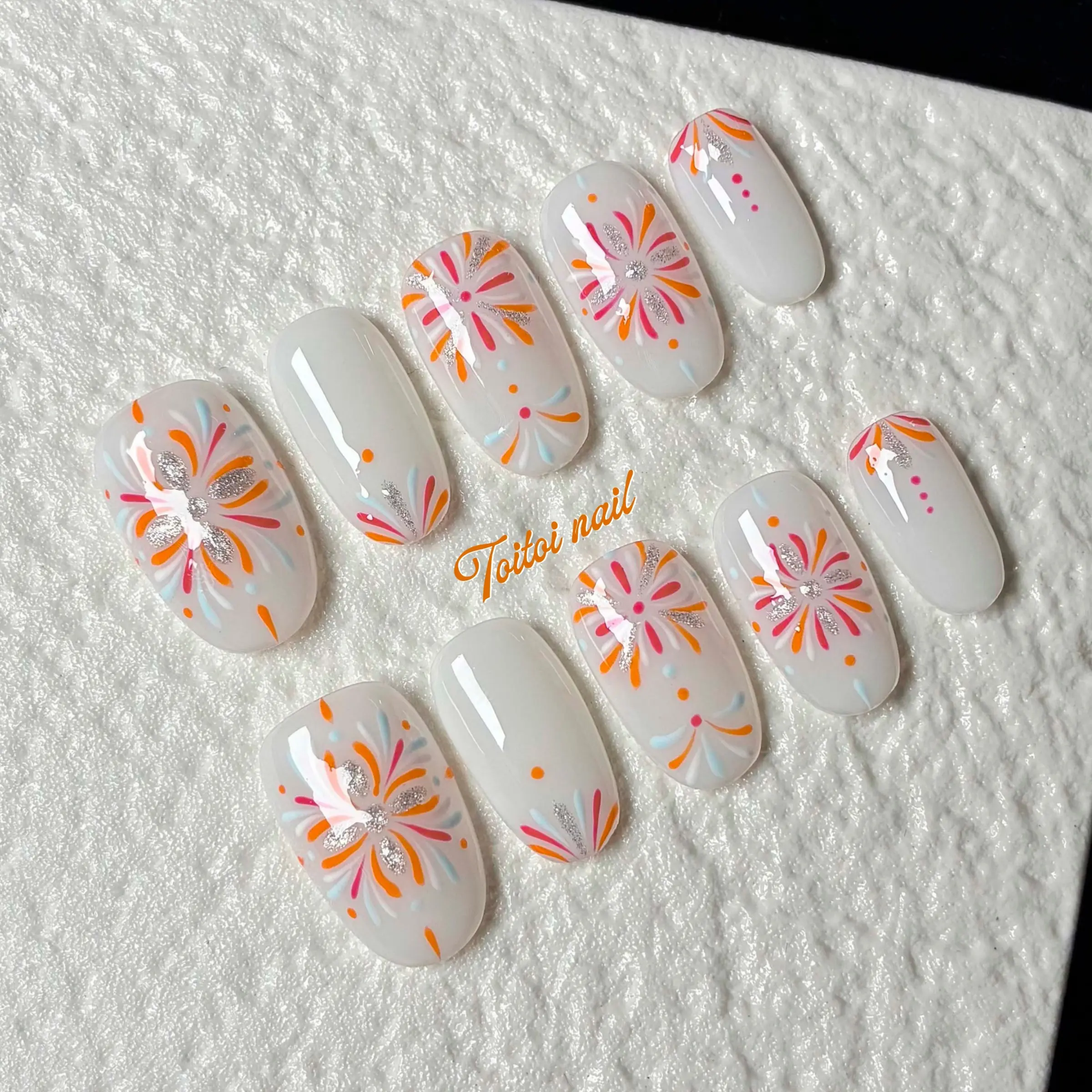 Firework Dream Handmade Press-On Nails, Glitter Decorative Nails, Nail Designs, Short Oval Shape, 10pcs, Sweet Style, Sheer White Base & Orange-Red Firework Pattern, High Gloss Finish, Reusable DIY Nail Kit for Spring, Sparkly Look