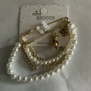 Safety Pin Pearl Brooch with Teddy Bear & Butterfly Charms