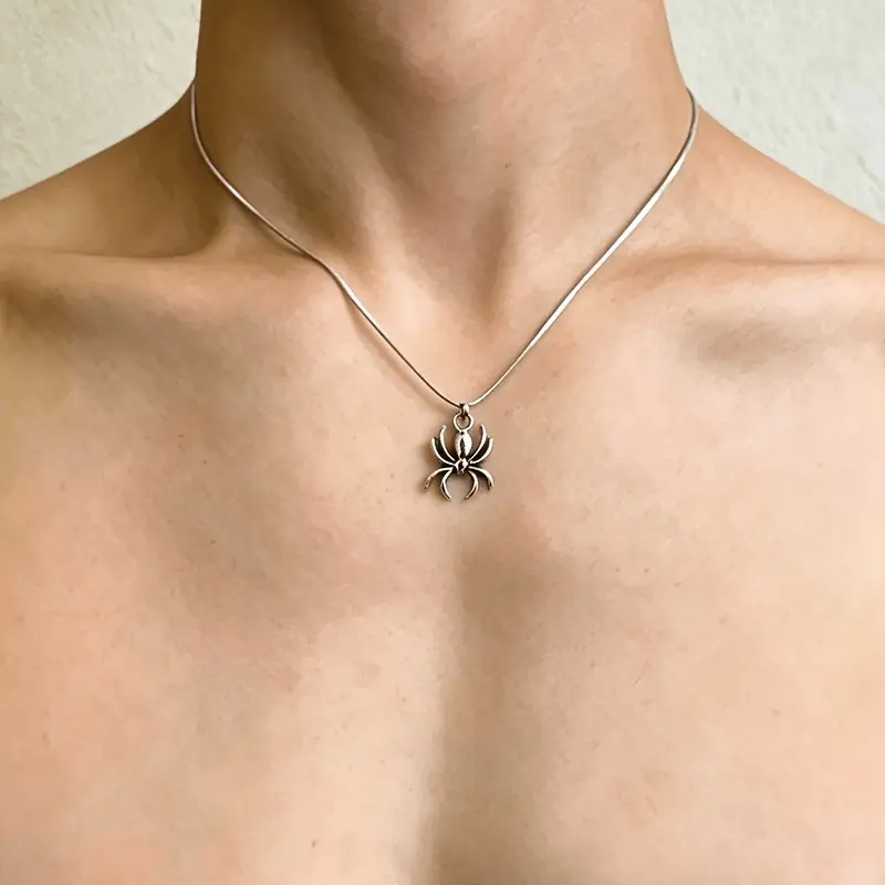 Spider necklace: minimalist, edgy, and cool—a unique, trendy, and chic piece with a "cold" aesthetic, perfect for punk, hip-hop, or retro styles.