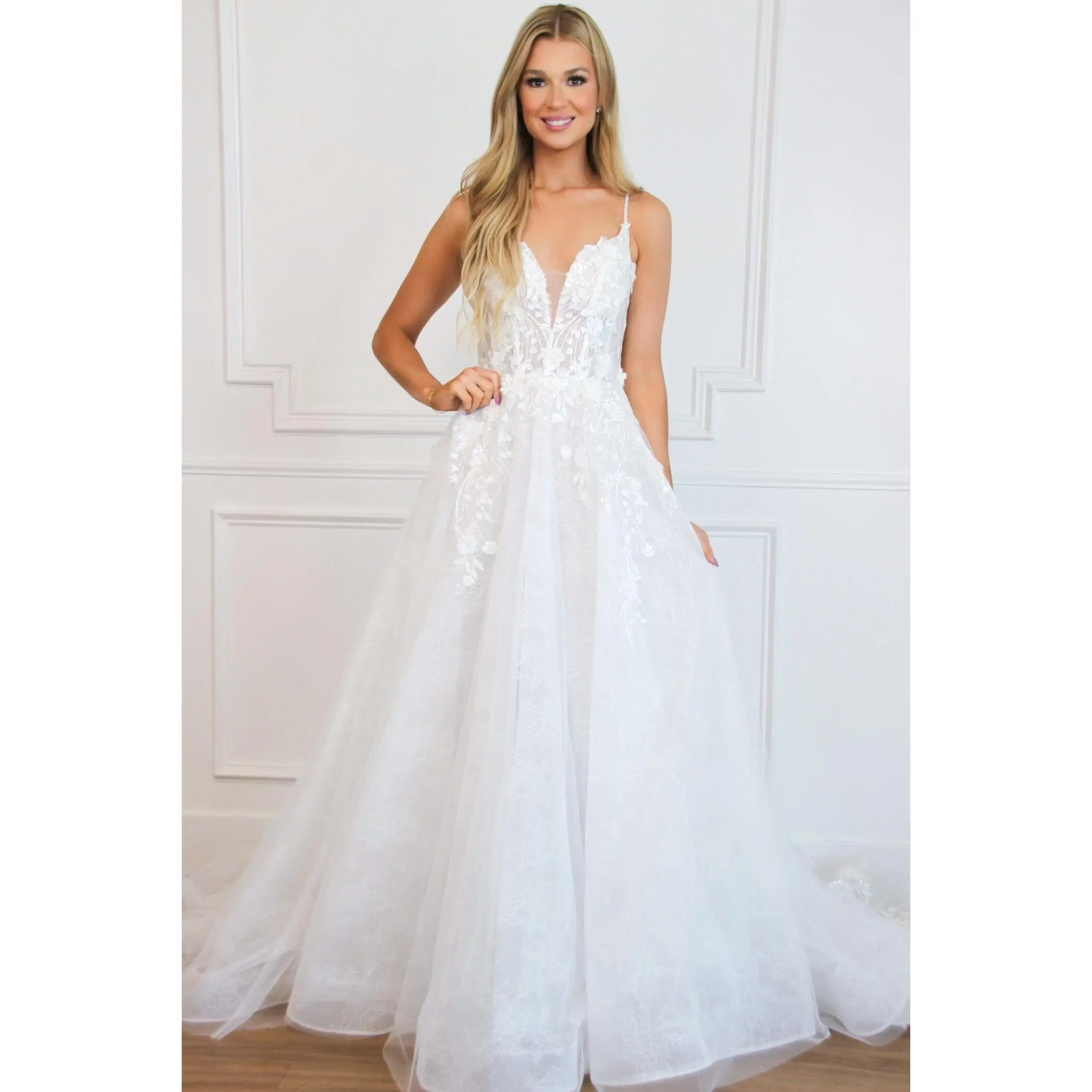 Perla Floral Applique Lace Wedding Dress: Off White