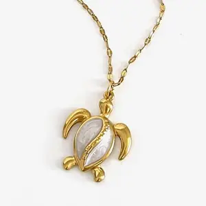 Collar tortuga marina con nácar, Recubrimiento en PVD chapado en oro 18k