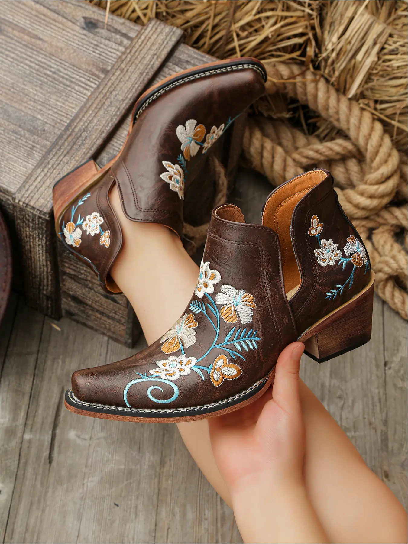 Women's Western Cowboy Short Boots, Floral Embroidery Pointed Toe Thick Heel Ankle Boot, Side Cutout Design, Fashionable All-Season Footwear, Thick Heeled Boots, Fashion Booties, Cowgirl Boot