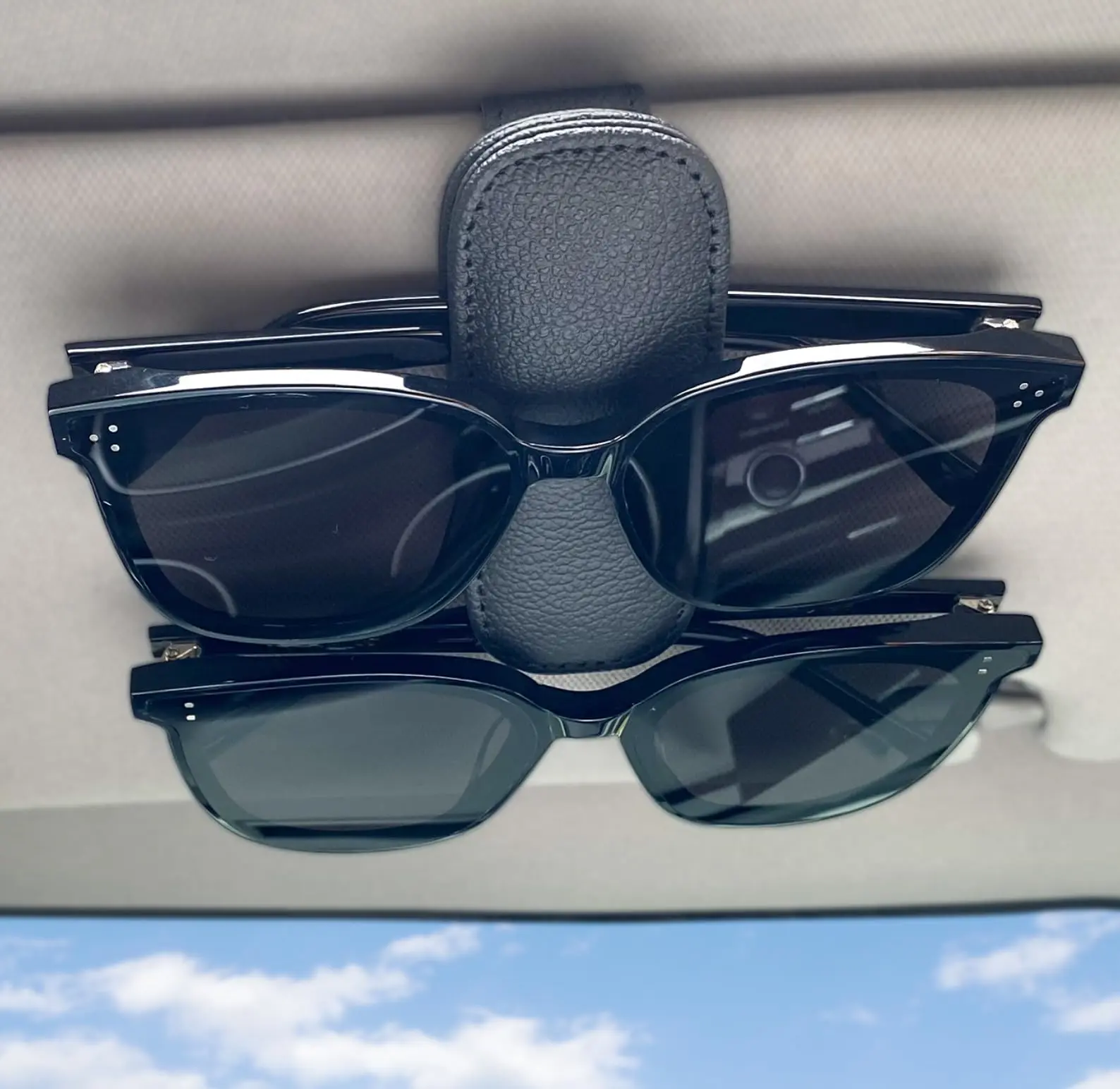 Magnetic Leather Car Sun Visor Sunglass Holder, Portable Car Glasses Clip for All Eyeglasses and Sunglasses, Suede Leather Sunglass Hanger with Clip, Essential Interior Accessory for Universal Car Van Truck