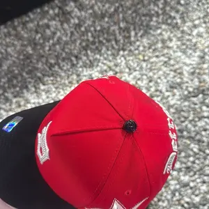 D - T - red & black hats