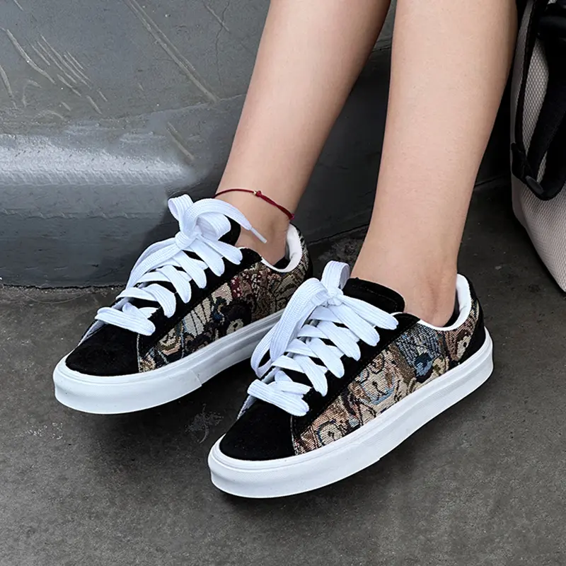 Cartoon teddy bear jacquard patchwork canvas shoes black and white contrasting low top board shoes Japanese soft girl casual skateboard shoes