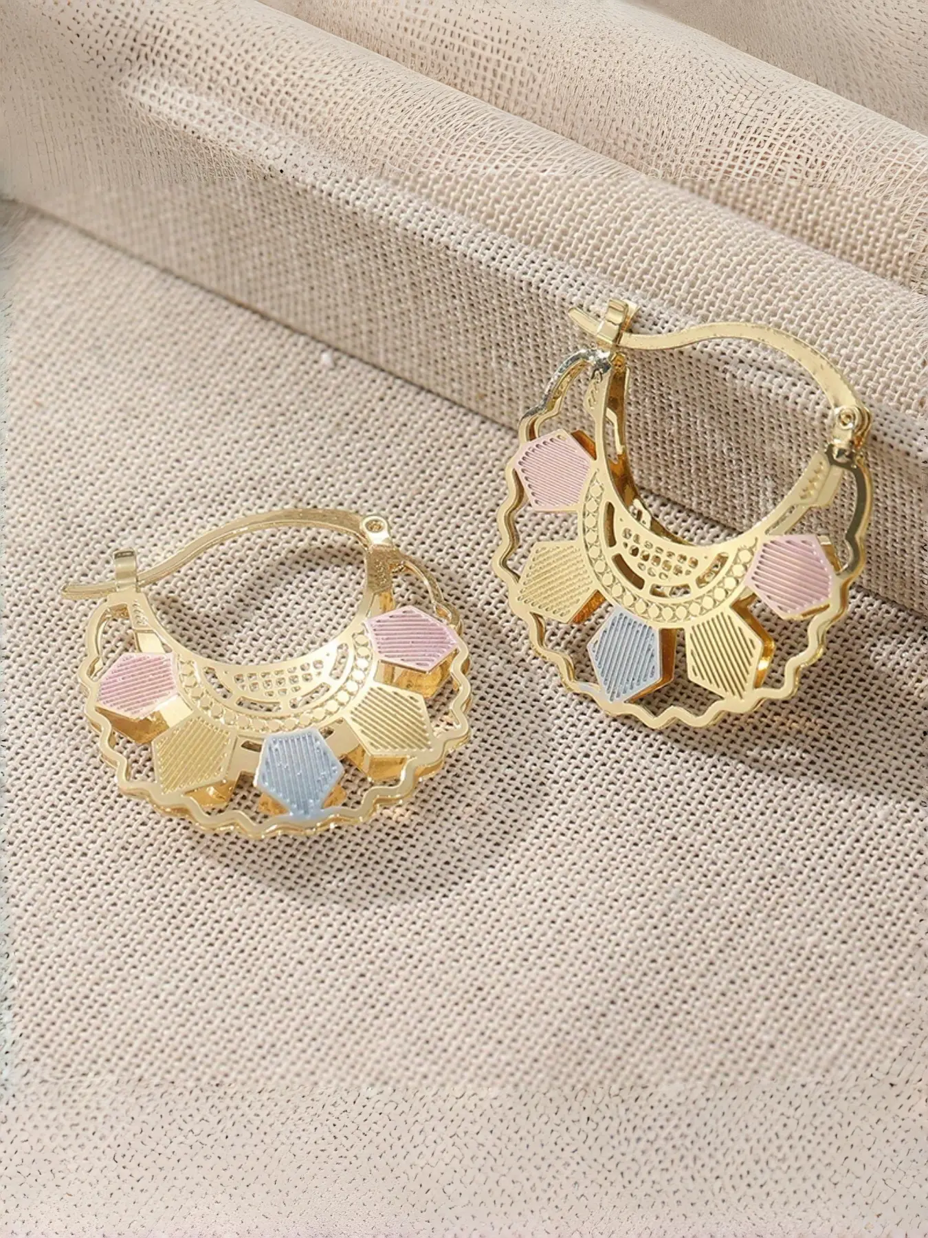Exquisite and Elegant Checkered Hoop Earrings, Hollowed Out Crescent Shaped Wavy Earrings, Women's Holiday Commemorative Gifts